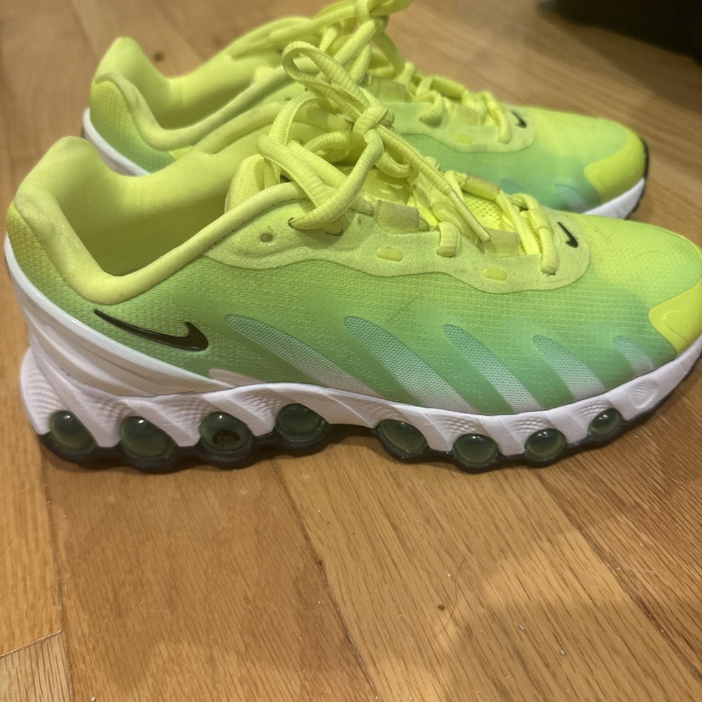 - Nike Air Max DN8 Volt Green Strike  Size 6.5